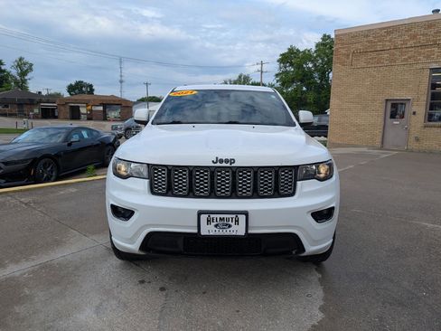 Used 2021 Jeep Grand Cherokee Laredo X AWD/4WD image 3