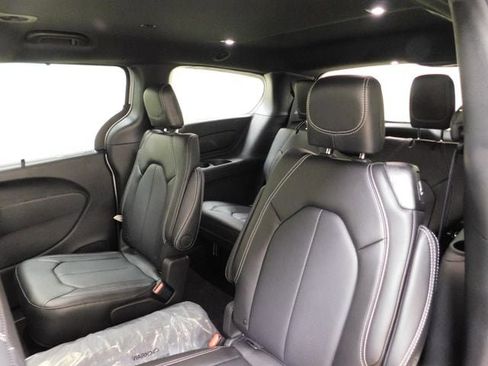 New 2026 Chrysler Pacifica Select image 32