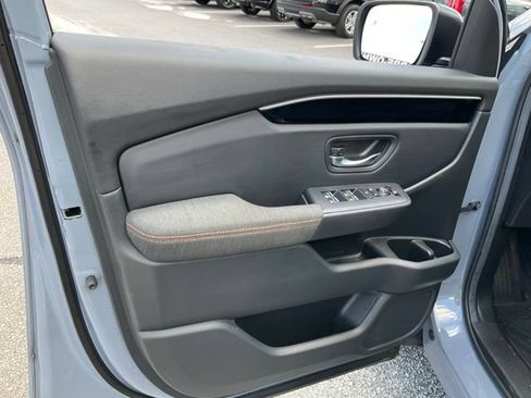 Used 2025 Honda Pilot Sport image 7
