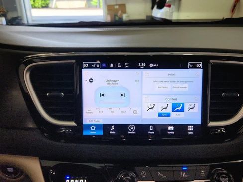 Used 2023 Chrysler Pacifica Touring-L FWD image 16