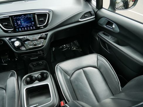 Used 2020 Chrysler Pacifica Limited w/ Advanced Safetytec Group FWD image 10