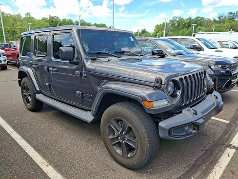 Used 2019 Jeep Wrangler Unlimited Sahara AWD/4WD image 3