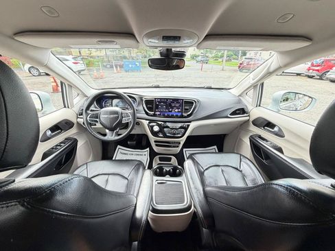 Used 2022 Chrysler Pacifica Touring-L FWD image 26