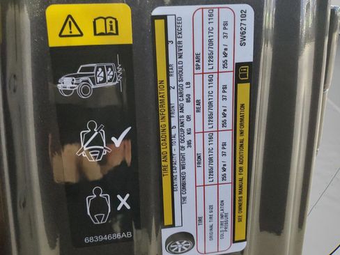 Used 2025 Jeep Wrangler Unlimited Rubicon w/ Technology Group image 29