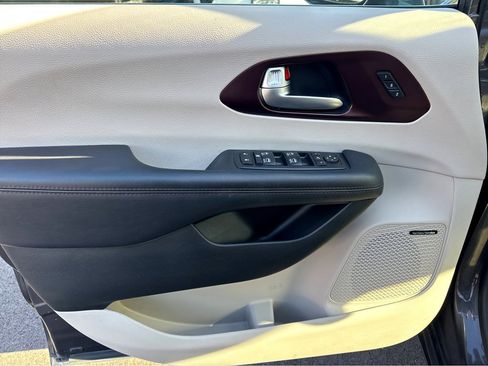 Used 2017 Chrysler Pacifica Limited image 14