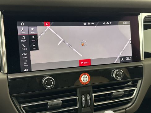 Used 2025 Porsche Macan image 21