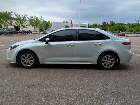 Used 2025 Toyota Corolla LE FWD image 7