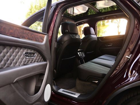 Used 2022 Bentley Bentayga image 21