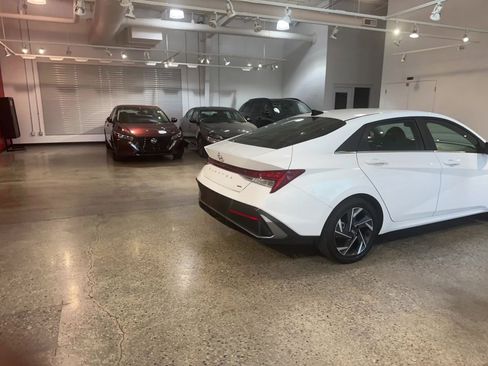 Used 2025 Hyundai Elantra Limited image 15