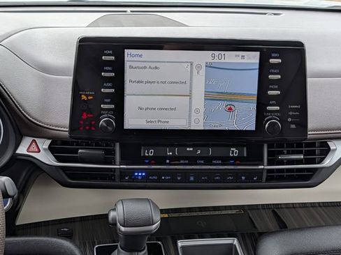 Used 2024 Toyota Sienna Platinum FWD image 15