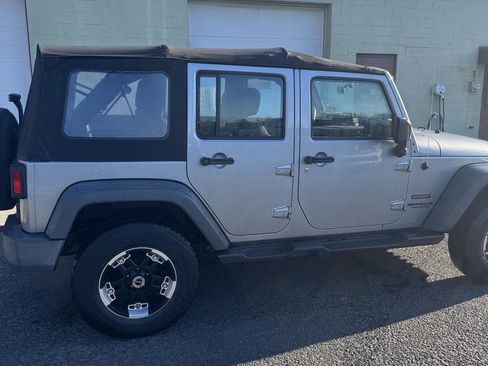 Used 2013 Jeep Wrangler Unlimited Sport image 8