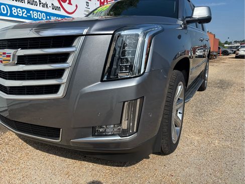 Used 2020 Cadillac Escalade Luxury RWD image 10