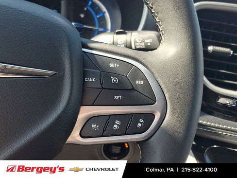 Used 2023 Chrysler Pacifica Touring-L FWD image 24