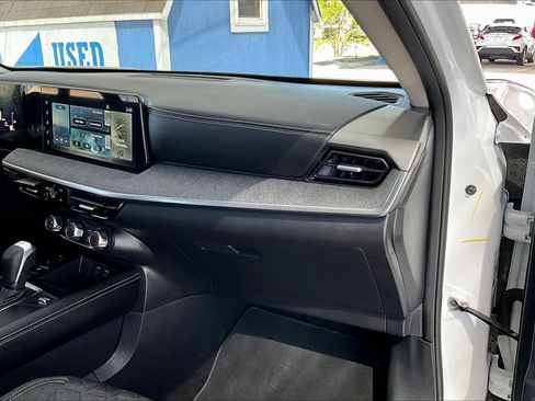 Used 2025 Nissan Kicks SV AWD/4WD image 37