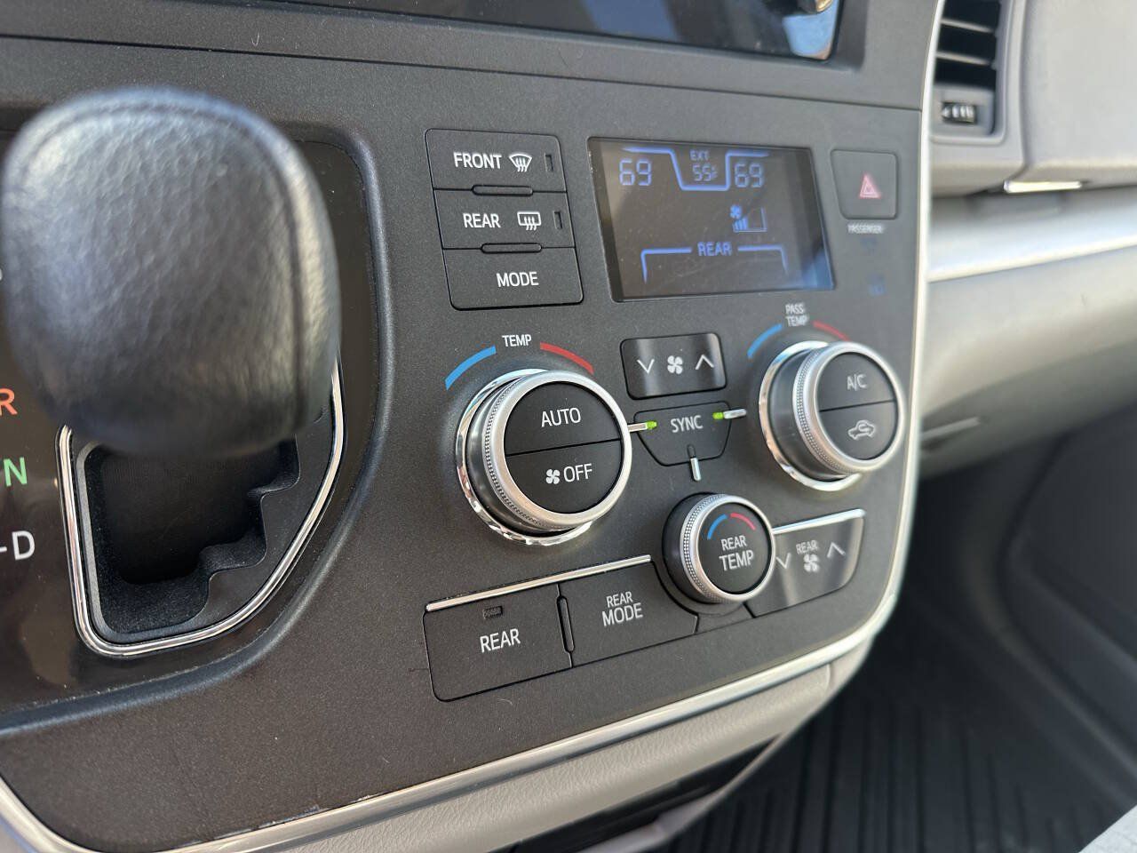 Used 2017 Toyota Sienna LE AWD/4WD image 13