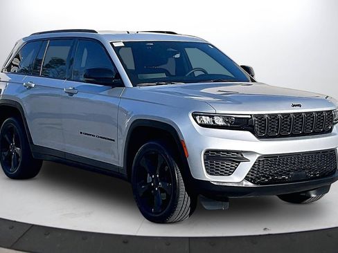 Certified 2025 Jeep Grand Cherokee Altitude image 2