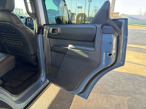 Used 2025 Ford Bronco Badlands image 5