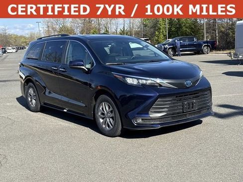 Used 2025 Toyota Sienna XLE image 1