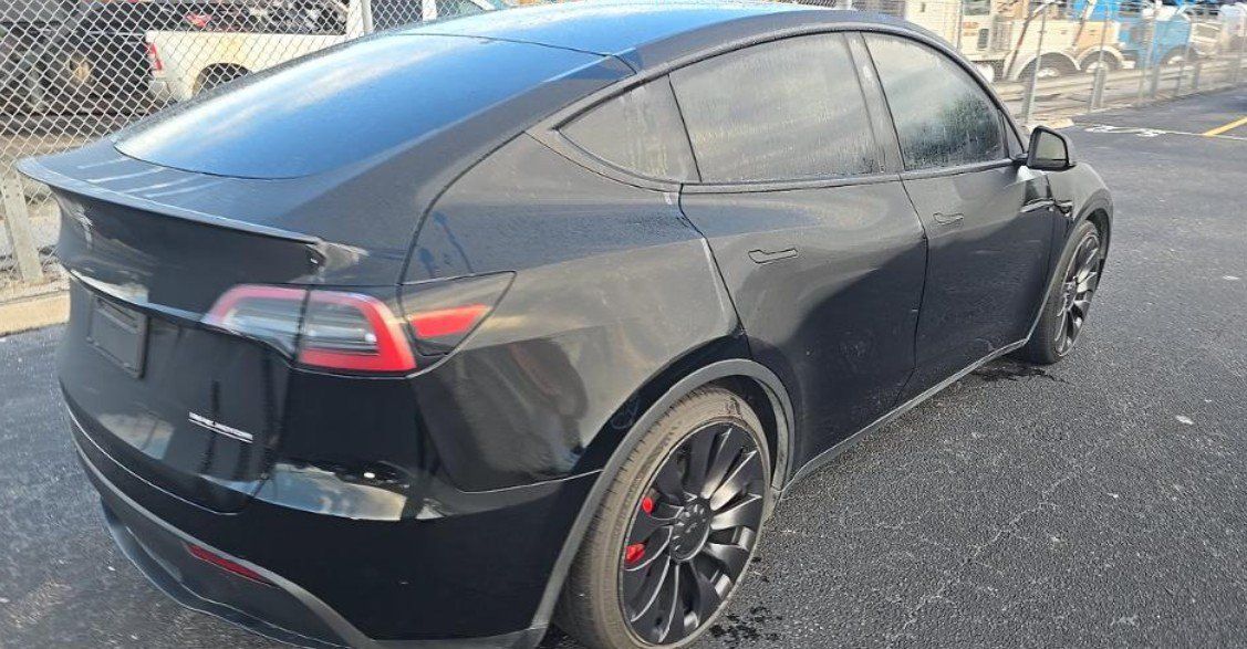 Used 2023 Tesla Model Y Performance AWD/4WD image 2