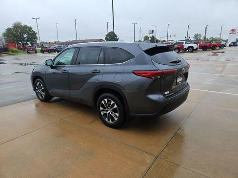Used 2020 Toyota Highlander XLE image 5