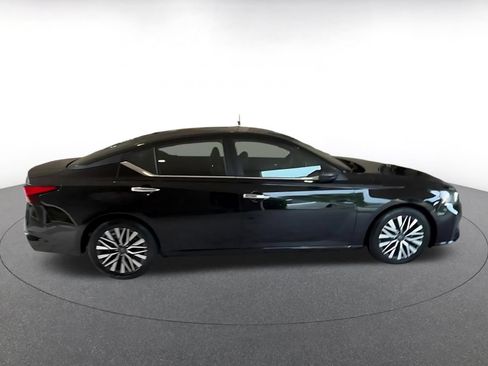 Used 2025 Nissan Altima 2.5 SV FWD image 13