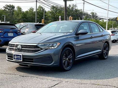 Used 2022 Volkswagen Jetta SE FWD image 2