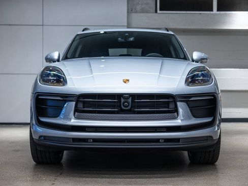 Certified 2026 Porsche Macan AWD/4WD image 9