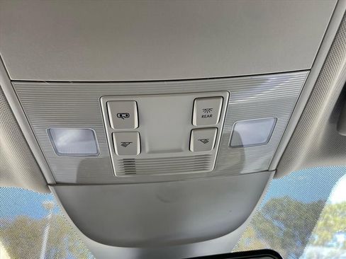 Used 2022 Volkswagen Taos SE w/ Driver Assistance Package image 17