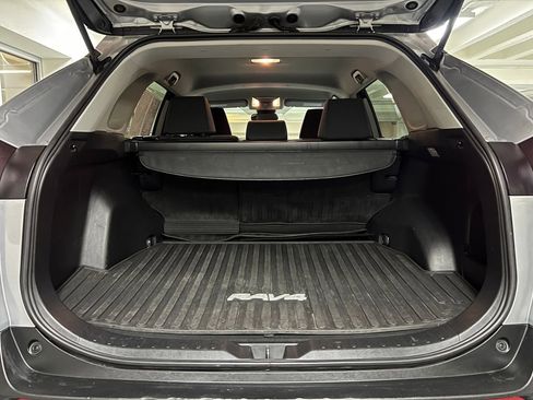 Used 2021 Toyota RAV4 LE image 38