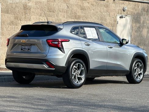 Used 2025 Chevrolet Trax LT FWD image 3