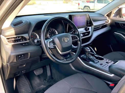 Certified 2024 Toyota Highlander LE image 17