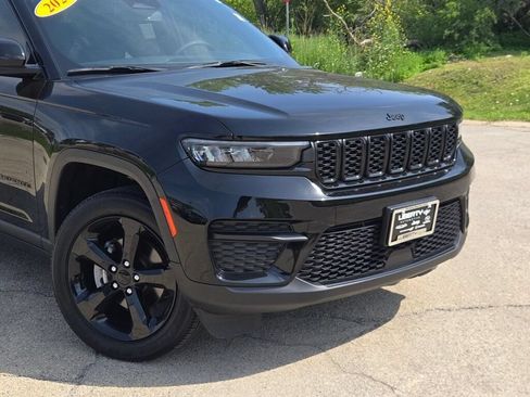 Used 2023 Jeep Grand Cherokee Altitude AWD/4WD image 2