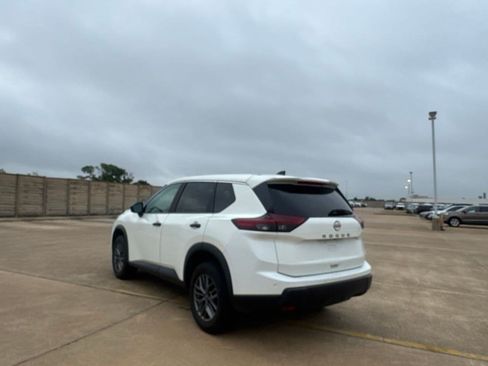 Used 2024 Nissan Rogue S AWD/4WD image 17