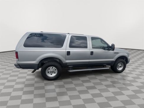 Used 2005 Ford Excursion XLT AWD/4WD image 4