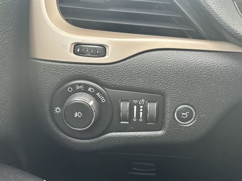 Certified 2017 Jeep Cherokee Latitude w/ Comfort/Convenience Group image 16