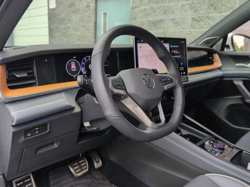 Used 2025 Volkswagen Tiguan SEL R-Line AWD/4WD image 10
