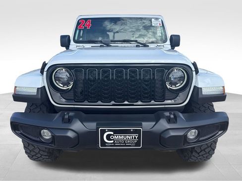 Used 2024 Jeep Gladiator Sport AWD/4WD image 10