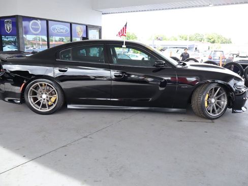 Used 2016 Dodge Charger SRT w/ Harman/Kardon Audio Group RWD image 6