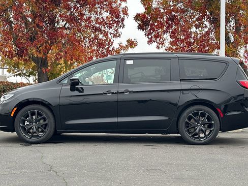 New 2026 Chrysler Pacifica Limited w/ Uconnect Theater Family Group image 7