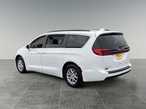 Used 2022 Chrysler Pacifica Touring-L image 3
