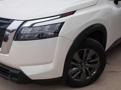 Used 2024 Nissan Pathfinder SV image 3
