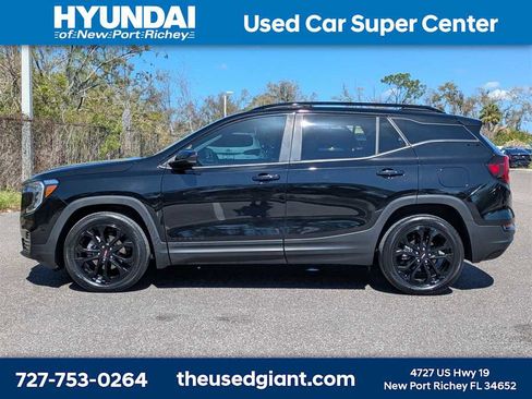 Used 2022 GMC Terrain SLE w/ Driver Convenience Package image 2