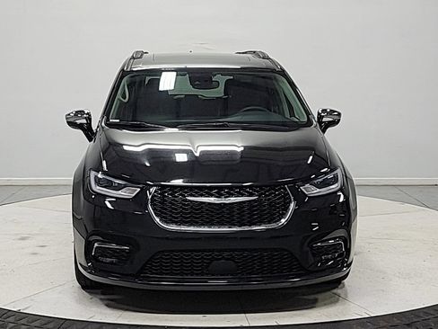 Used 2023 Chrysler Pacifica Limited FWD image 2