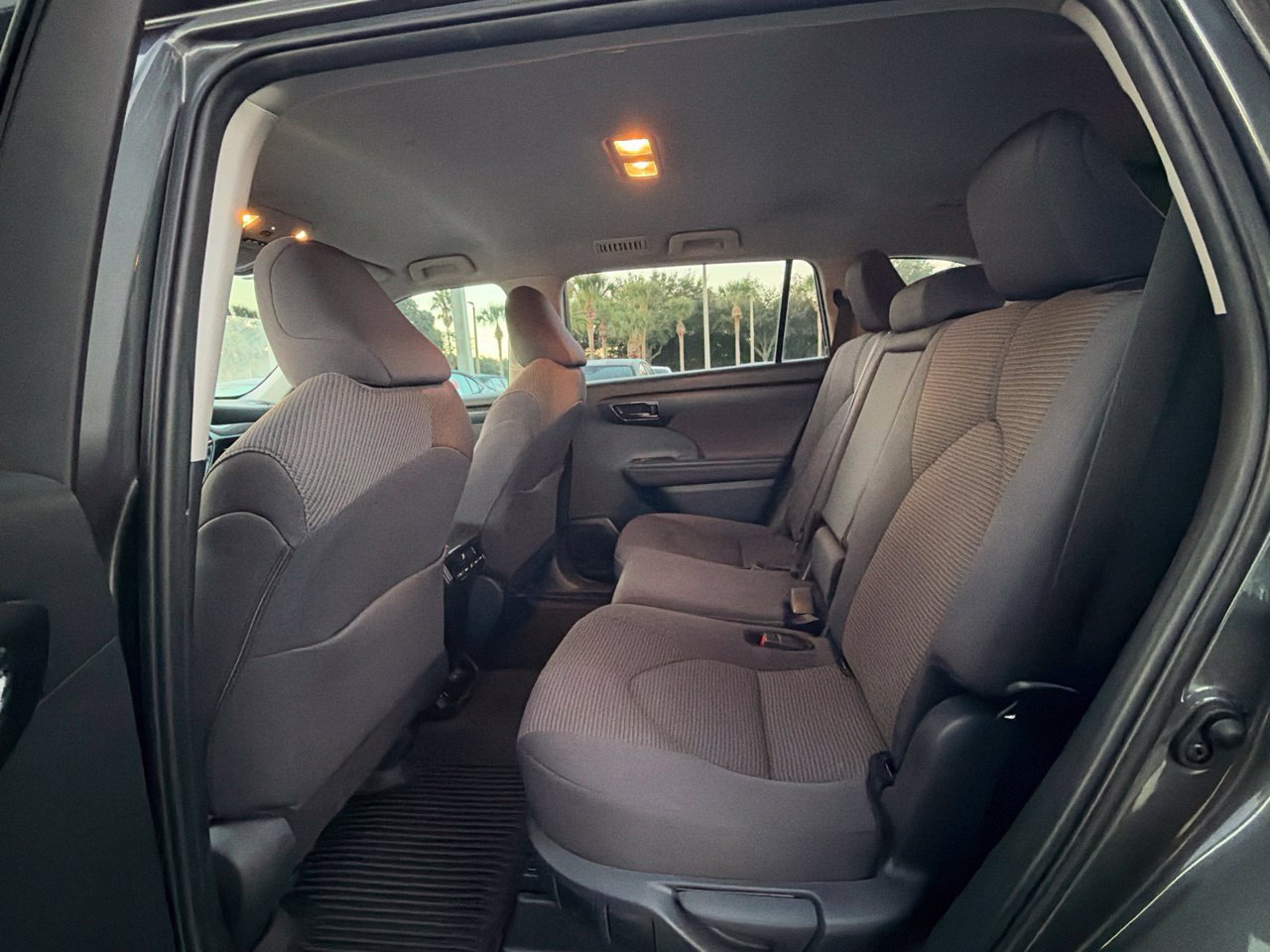 Used 2025 Toyota Highlander LE FWD image 7