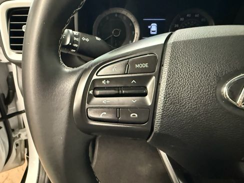 Used 2022 Hyundai Venue Limited FWD image 17