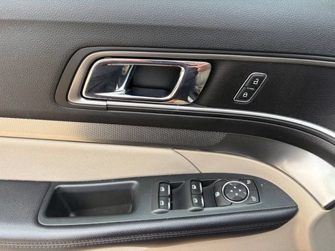 Used 2019 Ford Explorer XLT w/ Equipment Group 201A AWD/4WD image 11