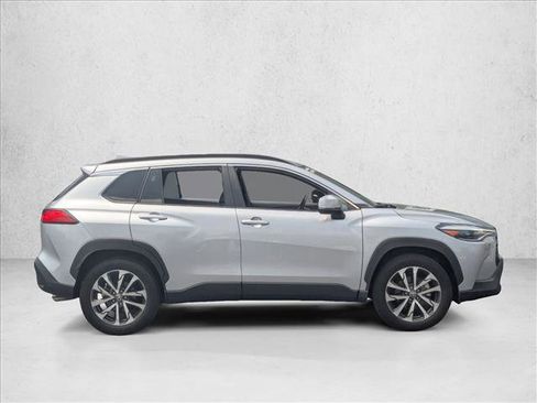 Used 2022 Toyota Corolla Cross XLE image 4