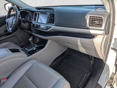 Used 2019 Toyota Highlander XLE image 24