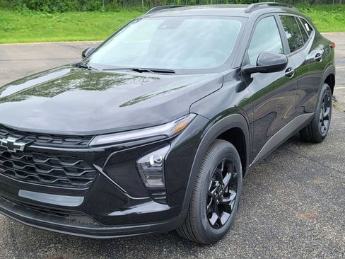 New 2026 Chevrolet Trax LT w/ Driver Confidence Package FWD image 3