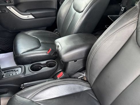 Used 2016 Jeep Wrangler Rubicon w/ Power Convenience Group AWD/4WD image 23